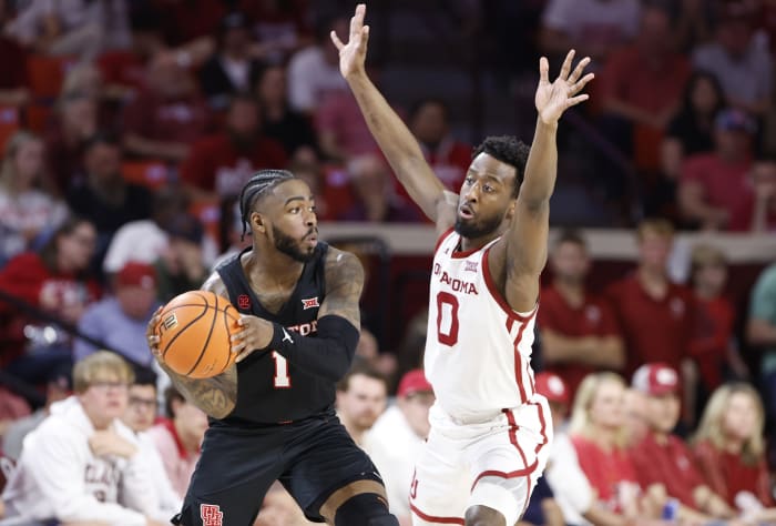 Mar 2, 2024; Norman, Oklahoma, USA; Oklahoma Sooners guard Le'Tre Darthard (0) defends a pass by Houston Cougars guard Jamal Shead (1) during the second half at Lloyd Noble Center.